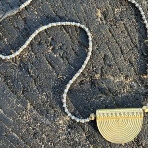 Kristall-Messing-Halskette kurz, edles Design Halbmond, anthrazit