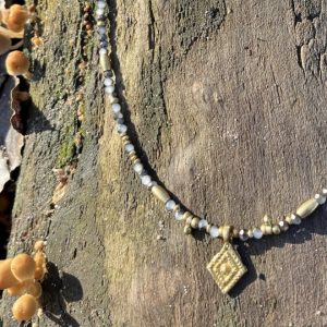 Edle Kristall-Messing-Halskette in kurzer Länge, anthrazit