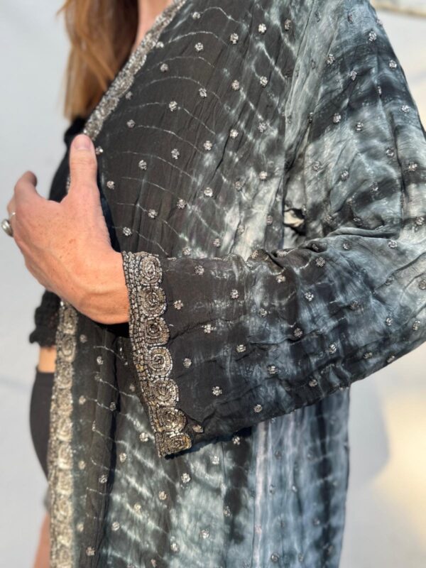 Luxuriöser Seidenkimono – verziert mit edlen Details – Bild 3