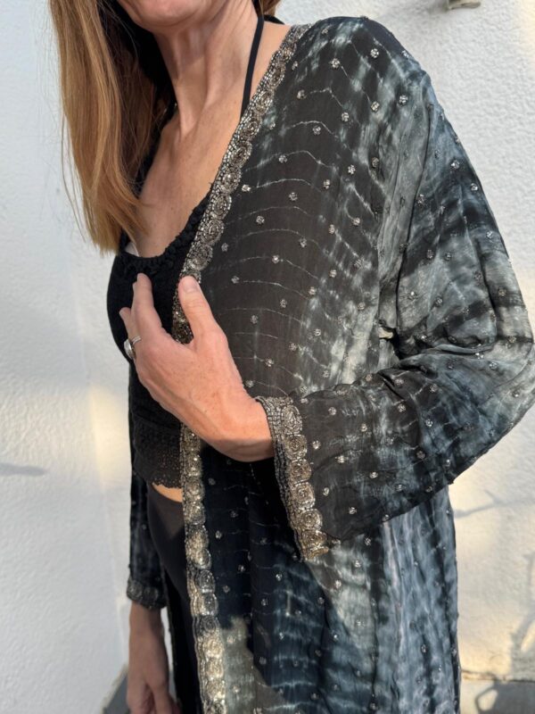 Luxuriöser Seidenkimono – verziert mit edlen Details