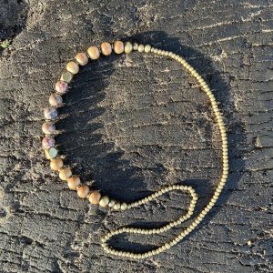 Stein-Holz und Messingkette